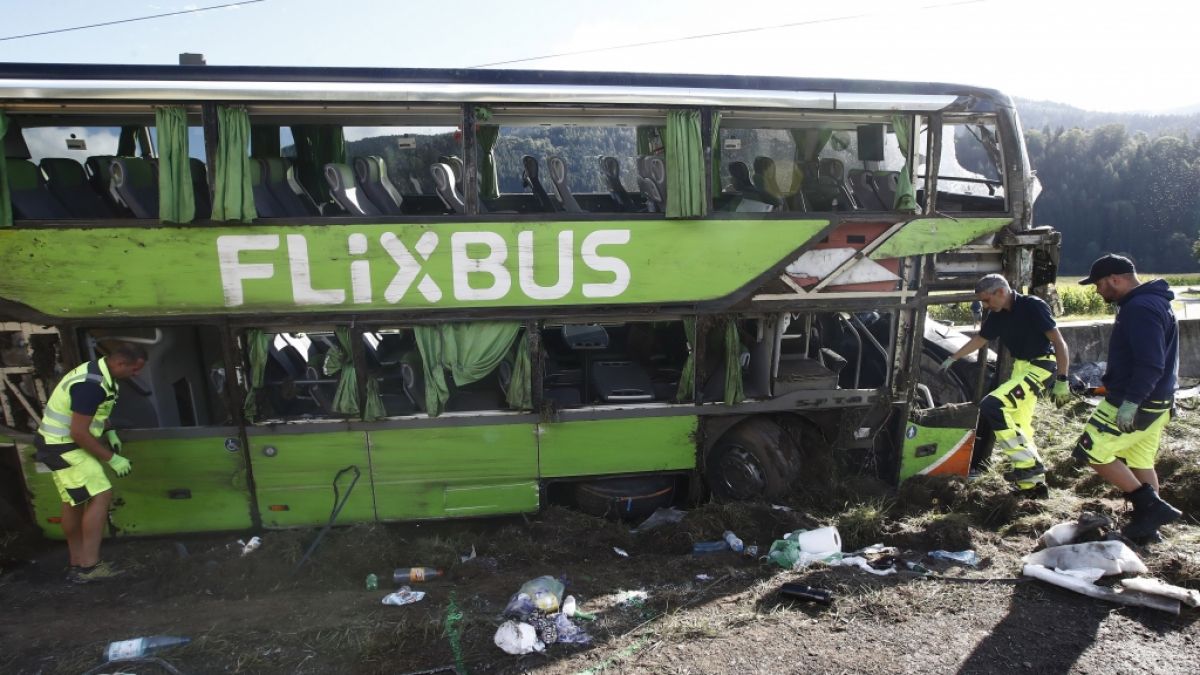 Bei einem Flixbus-Unglück kam jetzt eine erst 19-jährige Frau zu Tode. 20 weitere Personen wurden verletzt. (Foto)