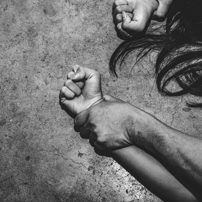 Arzt vergewaltigt Nachbarin - Frau nach Missbrauch mit Video erpresst