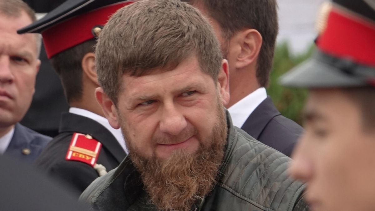 Neue Aufnahmen des Tschetschenen-Führers Ramsan Kadyrow sollen belegen, dass der Putin-Scherge entgegen anderslautender Gerüchte nicht nach einer angeblichen Vergiftung im Koma liegt. (Foto)