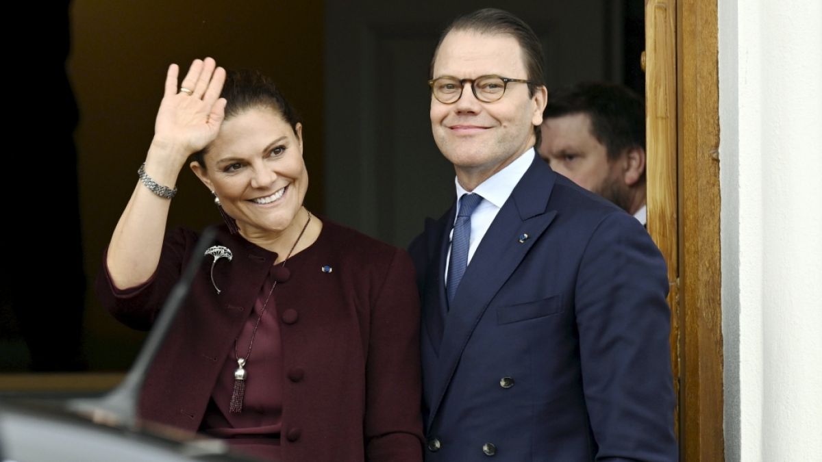 Dieses glückliche Lächeln von Schwedens Kronprinzessin Victoria und ihrem Mann Prinz Daniel interpretieren Royals-Fans als eindeutiges Zeichen, dass die Tochter von König Carl XVI. Gustaf von Schweden wieder guter Hoffnung sein könnte. (Foto)