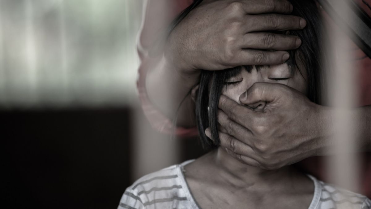 Auf einer philippinischen Insel soll sich Ungeheuerliches zutragen: Angeblich hält eine Weltuntergangs-Sekte 1.5000 Kinder als Sex-Sklaven gefangen (Symbolfoto). (Foto)