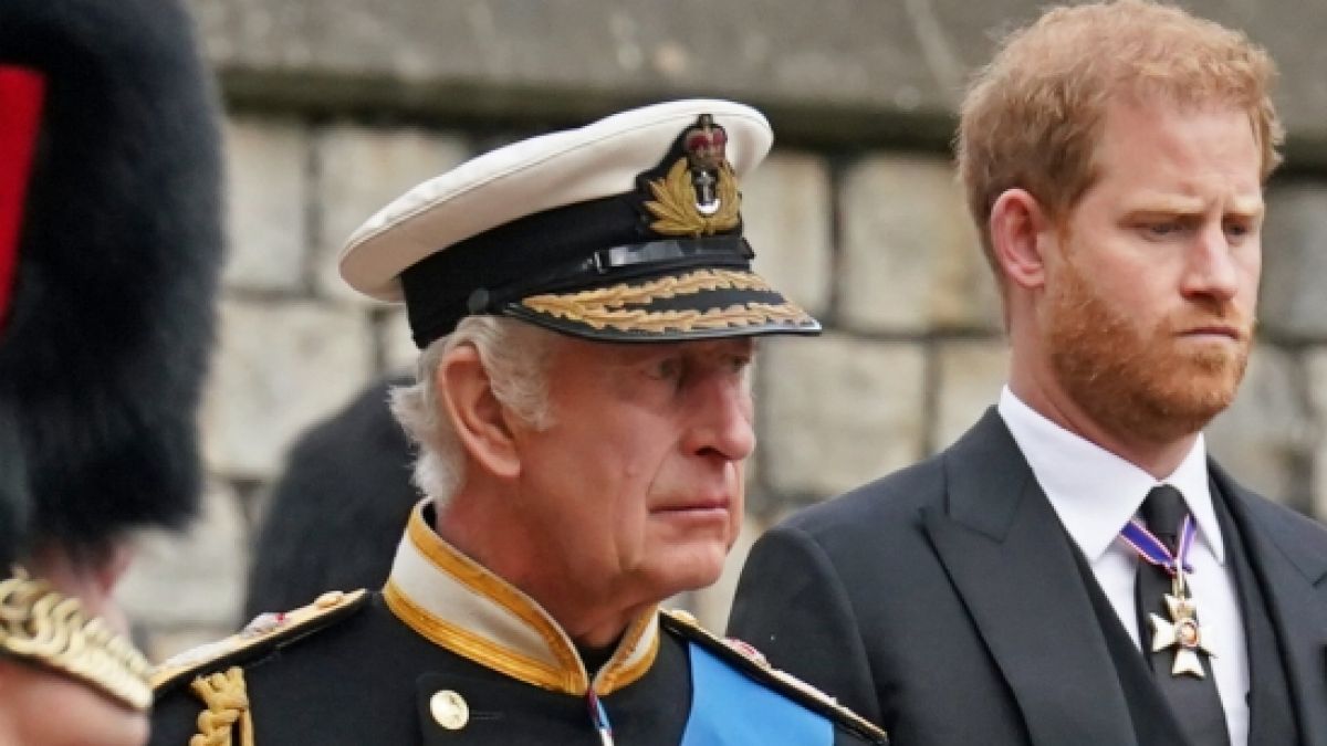 König Charles III. steckt wegen Prinz Harry in der Bredouille. (Foto)