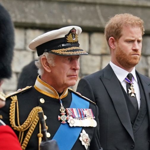 Getuschel um Prinz Harry bringt Monarch in Erklärungsnot