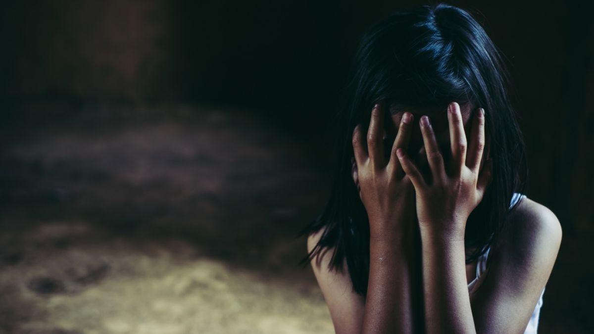 In Bolivien ist ein zwölfjähriges Mädchen einer Gruppenvergewaltigung zum Opfer gefallen - drei der insgesamt elf Täter sind bereits festgenommen worden (Symbolfoto). (Foto)