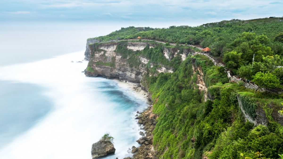 Die atemberaubende Aussicht vom Srijong Beach in Pura Luhur auf der Insel Bali wurde für einen jungen Urlauber aus Deutschland zum tödlichen Verhängnis (Symbolfoto). (Foto)
