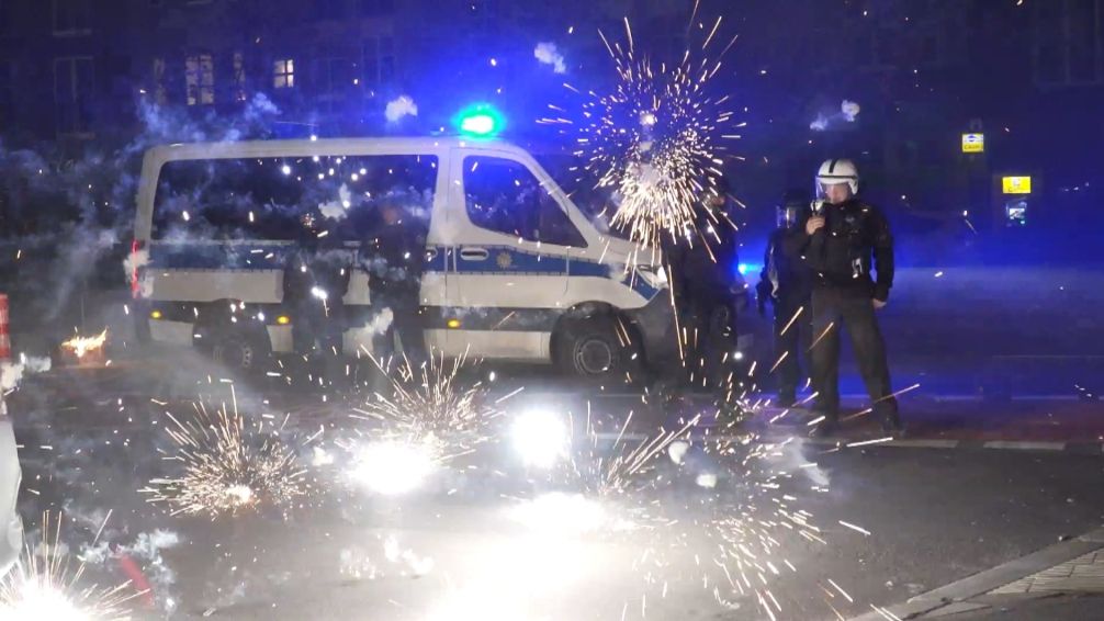 1. Januar: Bei Silvesterkrawallen kam es in mehreren deutschen Städten zu Ausschreitungen. Polizisten wurden auch in Hamburg mit Böllern beworfen. (Foto)