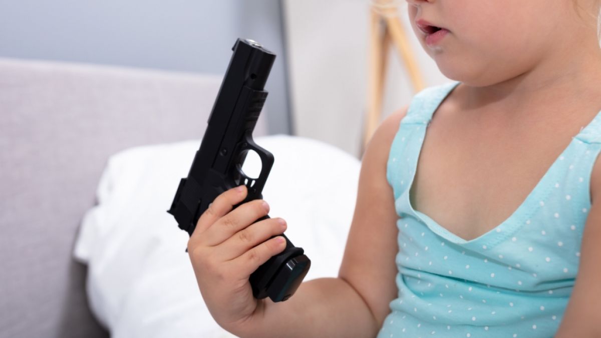Ein dreijähriges Mädchen hat sich im US-Bundesstaat Florida bei Spielen mit einer Waffe schwer verletzt (Symbolfoto). (Foto)