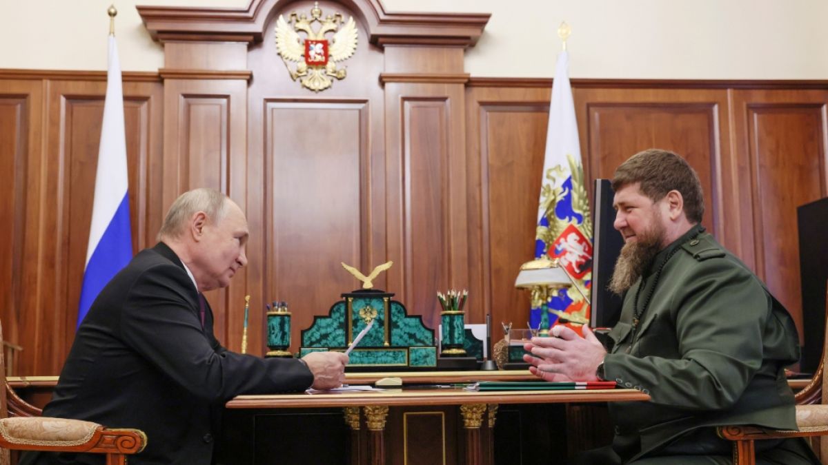 Auf diesem von der staatlichen Nachrichtenagentur Sputnik via AP veröffentlichen Foto trifft sich Wladimir Putin (l), Präsident von Russland, mit Ramsan Kadyrow, Machthaber der russischen Teilrepublik Tschetschenien, im Kreml. (Foto)