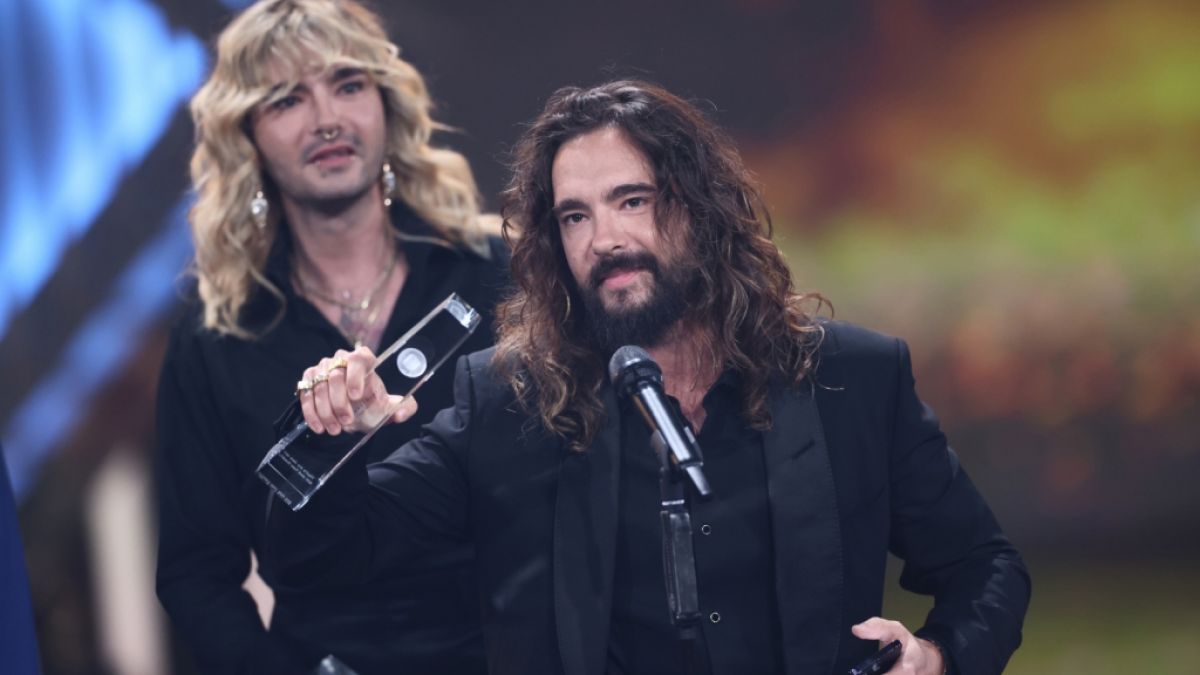 Die Musiker Tom Kaulitz (r) und Bill Kaulitz feiern mit ihrem Deutschen Fernsehpreis 2023. (Foto)