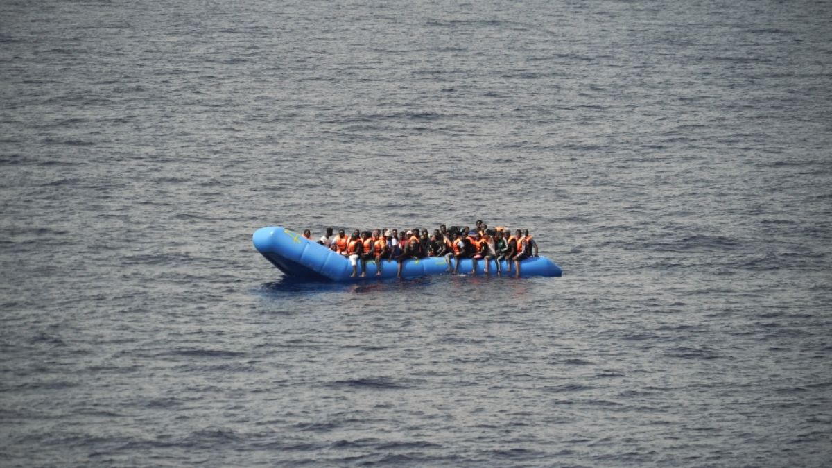 Migranten steigen häufig in überfüllte Schlauchboote von Schleppern, um das Mittelmeer zu überqueren. (Foto)