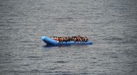 Migranten steigen häufig in überfüllte Schlauchboote von Schleppern, um das Mittelmeer zu überqueren.