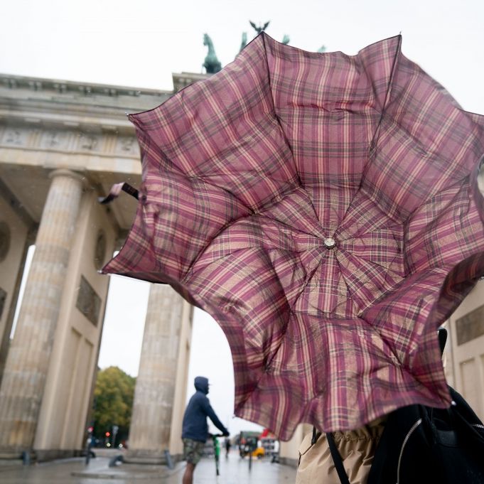 Regenschirm nicht vergessen! Am Tag der Deutschen Einheit ist Schluss mit der Sommerhitze, wenn Sturmböen, Regenschauer und Gewitter das Wetter-Bild bestimmen.