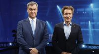 Markus Söder (CSU, l), Ministerpräsident von Bayern, und Ludwig Hartmann (Bündnis 90/Die Grünen), Fraktionsvorsitzender im bayerischen Landtag, nach dem TV-Duell der Sendung 