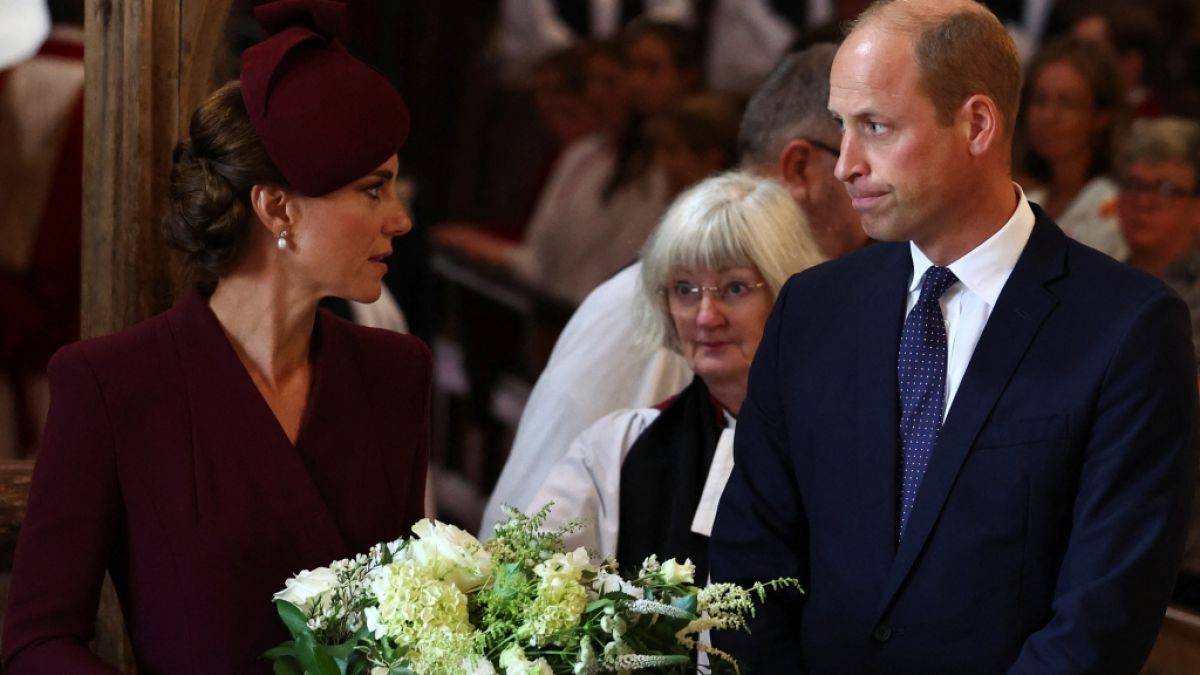 Da staunt Prinz William nicht schlecht: Wo immer der britische Thronfolger und seine Ehefrau Prinzessin Kate auftauchen, sind bisweilen dreiste Verehrerinnen nicht weit. (Foto)
