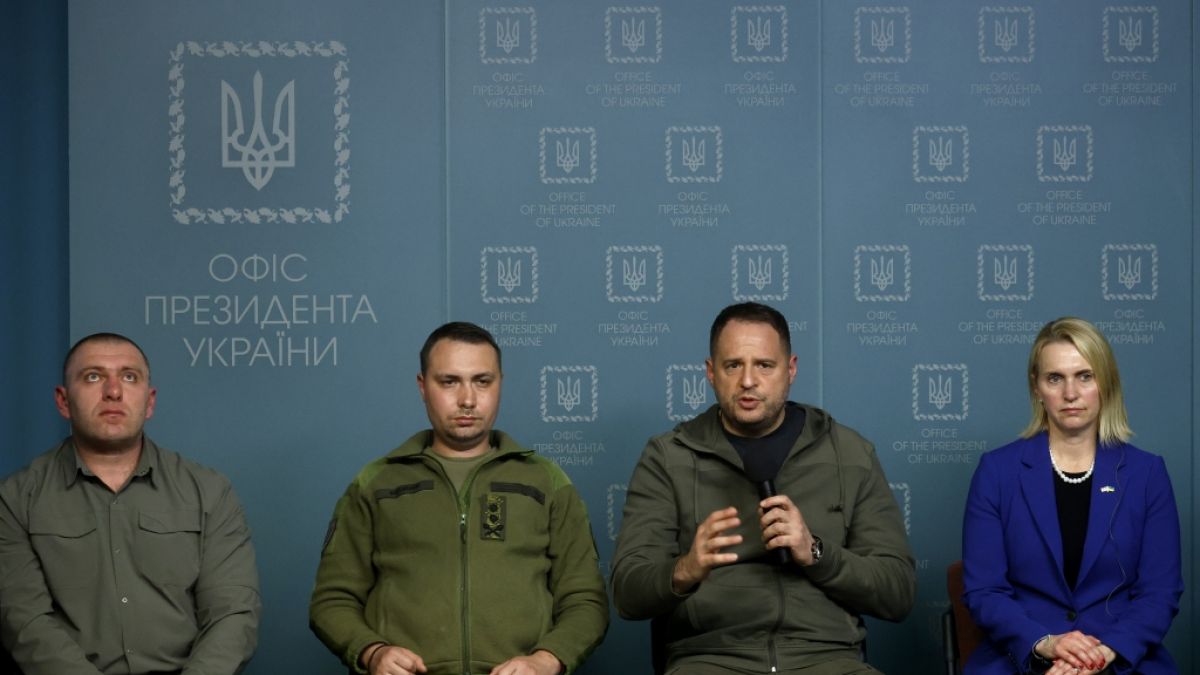 General Kyrylo Budanow (2 v. l.) wird vorgeworfen, Drohnenangriffe auf russische Militäranlagen verübt zu haben. (Foto)