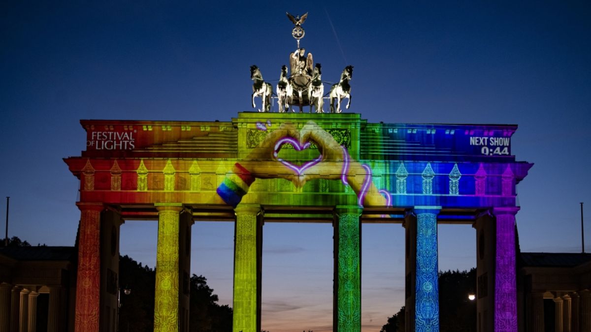 Beim Festival of Lights in Berlin werden Lichtinstallationen auf Wahrzeichen wie das Brandenburger Tor projiziert. (Foto)