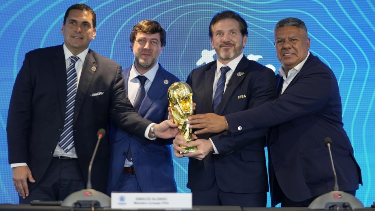 Die FIFA-Fußball-WM 2030 soll auf drei Kontinenten statfinden. Paraguays Verbandspräsident Robert Harrison, der FIFA-Delegierte Ignacio Alonso, sowie die Conmebol-Präsidenten Alejandro Dominguez und Claudio Tapia (v.l.n.r.) halten den Pokal. (Foto)