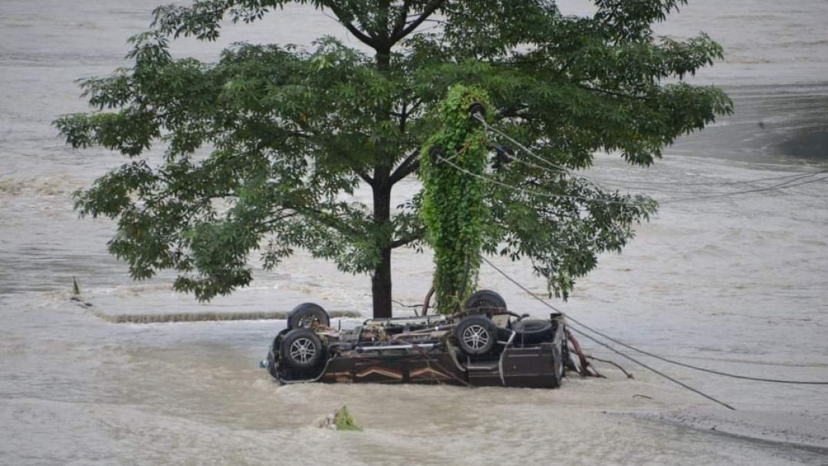 Nach Sturzfluten entlang des Teesta-Flusses im Lachen-Tal treibt ein Auto im Wasser. (Foto)