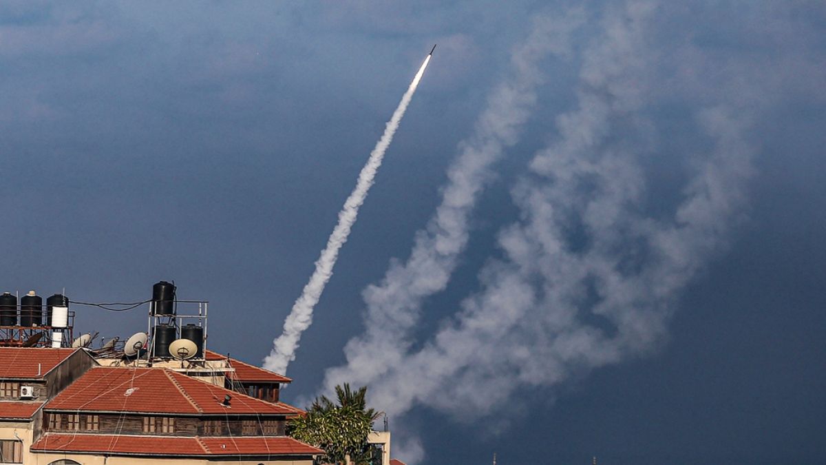 Eine RTL-Reporterin musste jetzt im Live-TV vor Raketenangriff in Israel fliehen. (Foto)