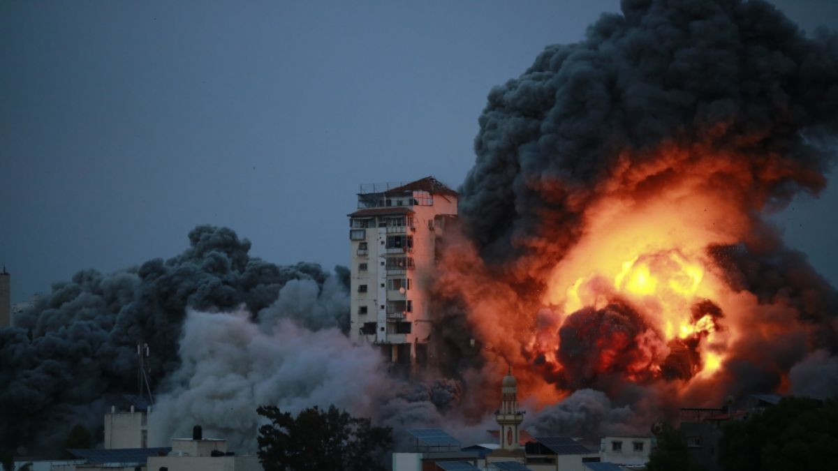 Rauch und Flammen steigen auf, nachdem israelische Streitkräfte ein Hochhaus in Gaza-Stadt angegriffen haben. Die islamistische Hamas hat einen großangelegten Überraschungsangriff auf Israel gestartet. (Foto)