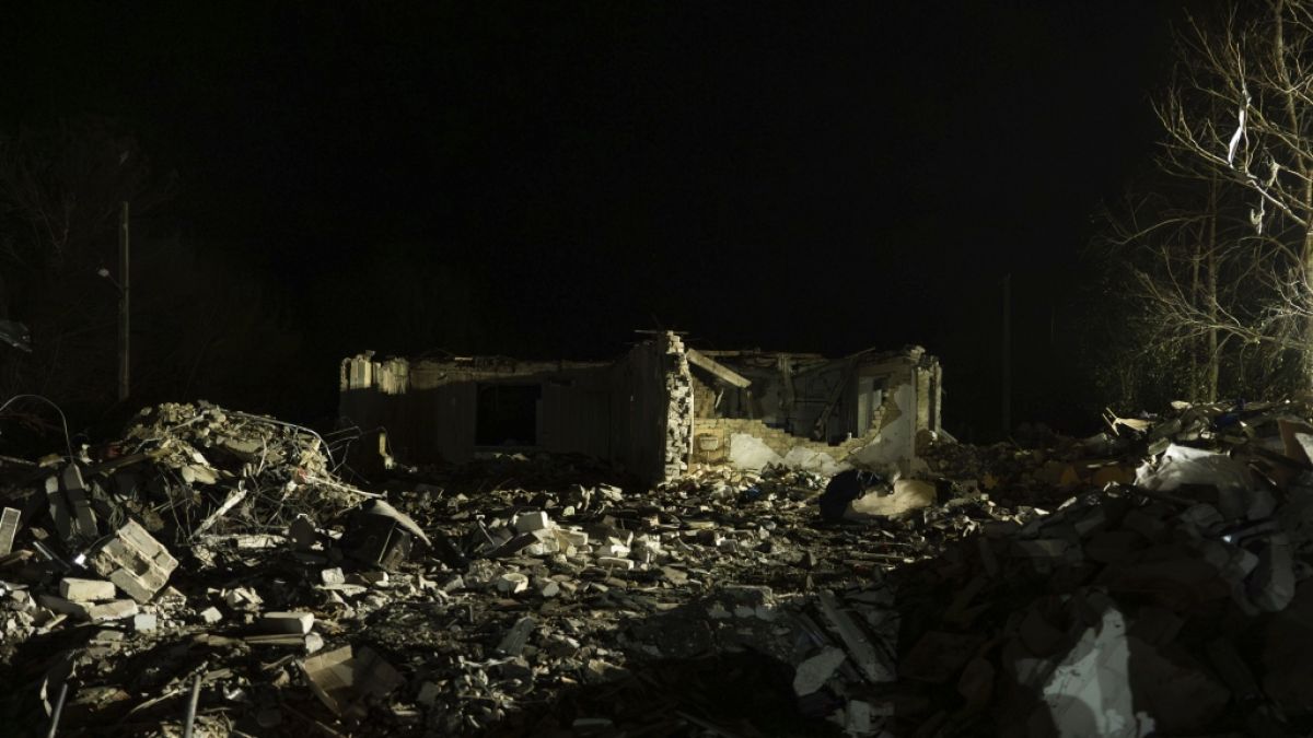 Reste eines zerstörtes Gebäudes stehen nach einem russischen Raketenangriff in dem Dorf Hroza. Im ostukrainischen Gebiet Charkiw sind Behördenangaben zufolge bei einem russischen Angriff mindestens 51 Menschen getötet worden. (Foto)