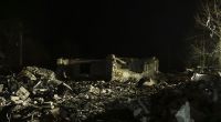 Reste eines zerstörtes Gebäudes stehen nach einem russischen Raketenangriff in dem Dorf Hroza. Im ostukrainischen Gebiet Charkiw sind Behördenangaben zufolge bei einem russischen Angriff mindestens 51 Menschen getötet worden.