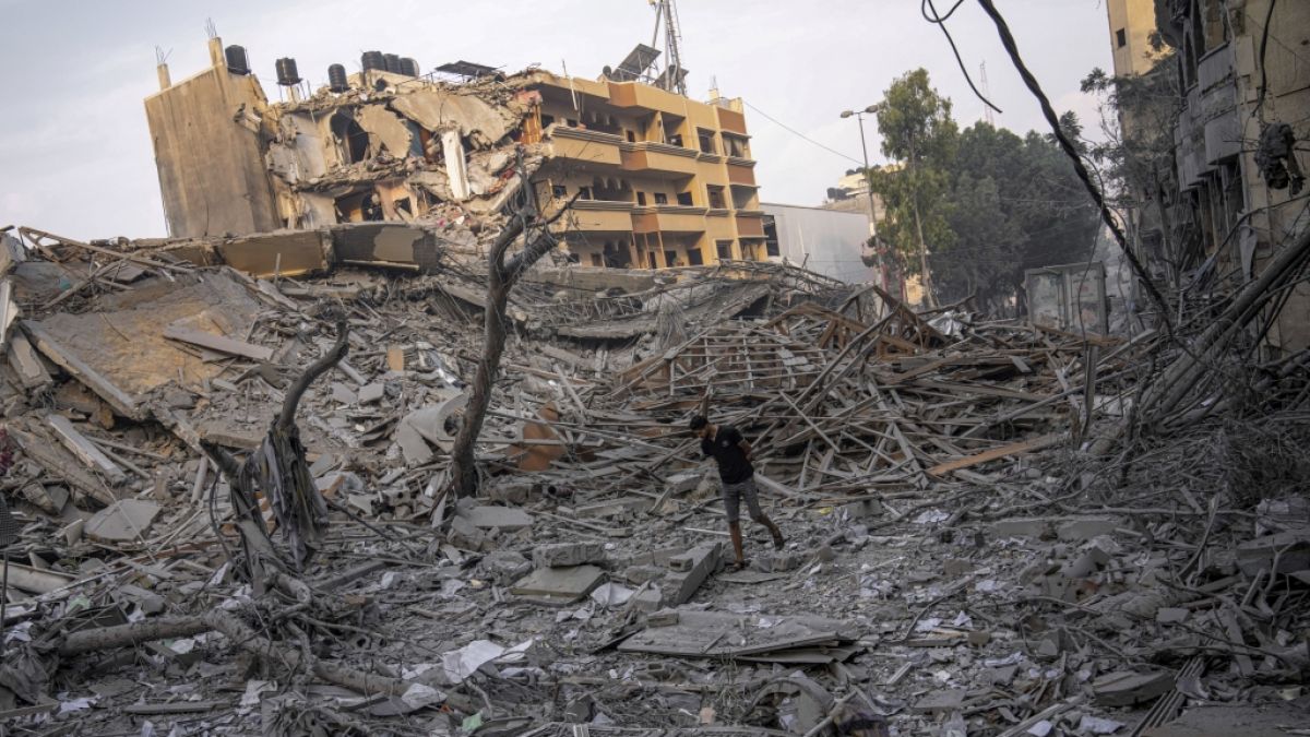 Palästinenser inspizieren die Trümmer eines Gebäudes nachdem es von einem israelischen Luftangriff getroffen wurde. Die islamistische Hamas hatte am 7.10. eine Miltäroperation gegen Israel gestartet. (Foto)