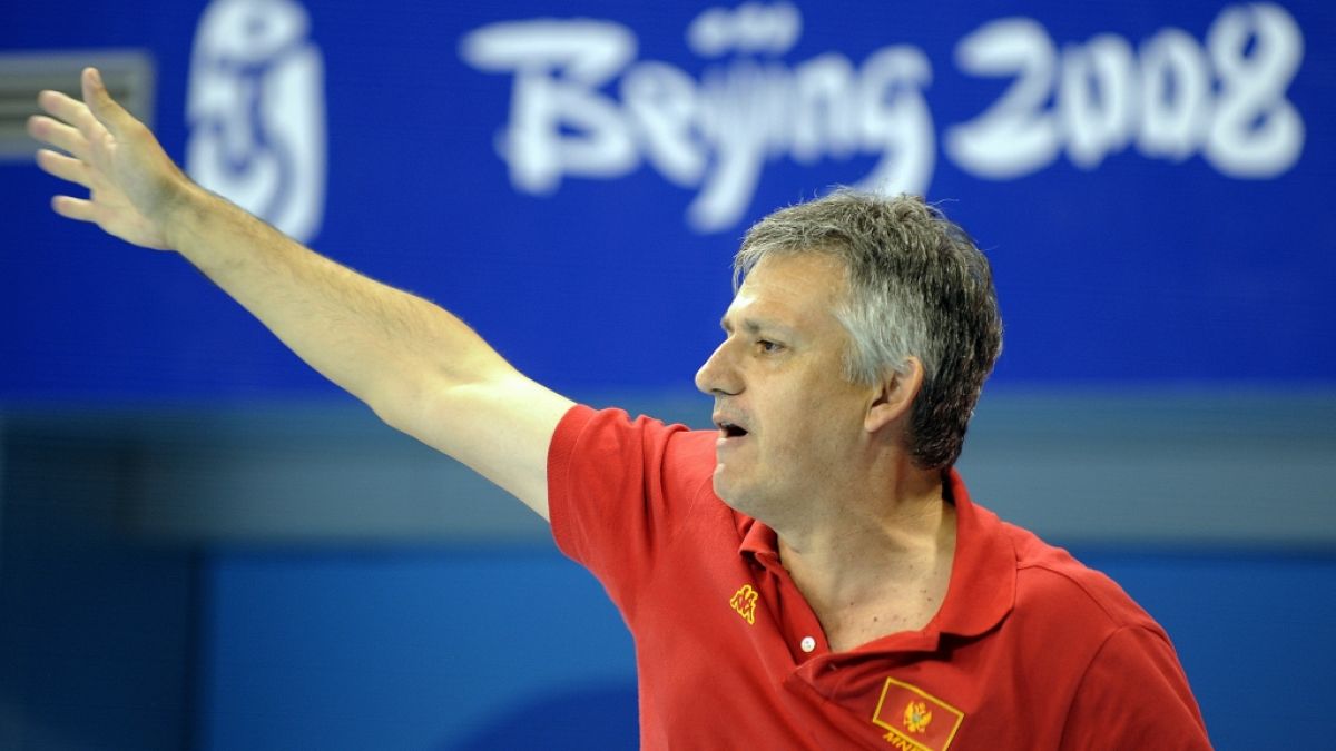 Der ehemalige Wasserball-Bundestrainer Petar Porobic (hier bei Olympia 2008 als Coach von Montenegro) ist beim Rückflug von den Asienspielen 2023 gestorben. (Foto)