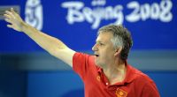 Der ehemalige Wasserball-Bundestrainer Petar Porobic (hier bei Olympia 2008 als Coach von Montenegro) ist beim Rückflug von den Asienspielen 2023 gestorben.