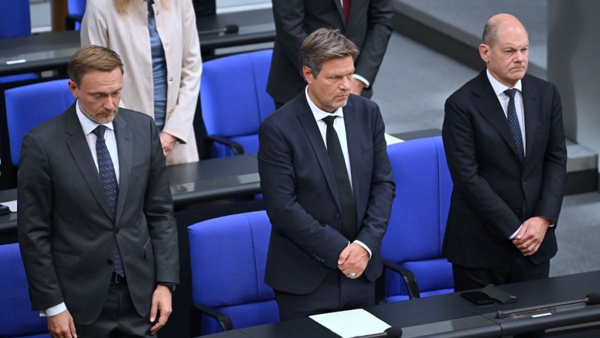 Christian Lindner (FDP), Robert Habeck (Grüne) und Olaf Scholz (SPD, v.l., hier bei der Schweigeminute für die Opfer des Hamas-Angriffs im Bundestag) verlieren in einer neuen Umfrage weiter an Zustimmung. (Foto)