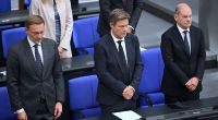 Christian Lindner (FDP), Robert Habeck (Grüne) und Olaf Scholz (SPD, v.l., hier bei der Schweigeminute für die Opfer des Hamas-Angriffs im Bundestag) verlieren in einer neuen Umfrage weiter an Zustimmung.