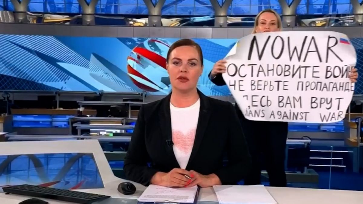 Marina Owsjannikowa protestiere 2022 im russischen Live-TV gegen den Ukraine-Krieg. (Foto)