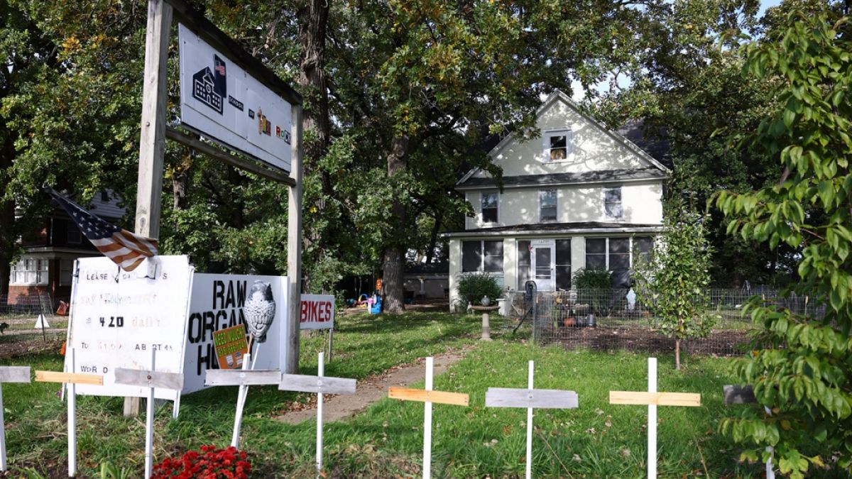 Das Haus, in dem ein Junge getötet und eine Frau lebensgefährlich verletzt wurde, nachdem sie von einem Mann niedergestochen wurden, der es auf sie abgesehen hatte, weil sie Muslime waren, in Plainfield, Illinois. (Foto)