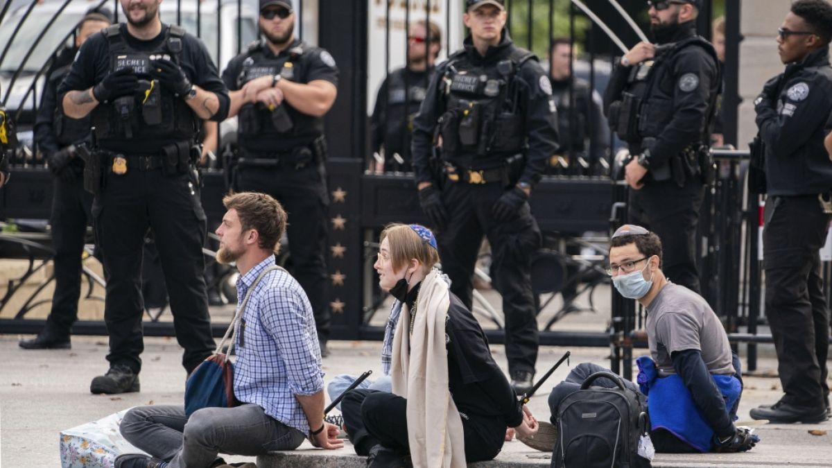 Mitglieder des Secret Service halten Demonstranten fest, nachdem sie während einer Demonstration für einen Waffenstillstand im Gazastreifen in der Nähe des Weißen Hauses in Washington einen Eingang zum Weißen Haus blockiert haben. (Foto)