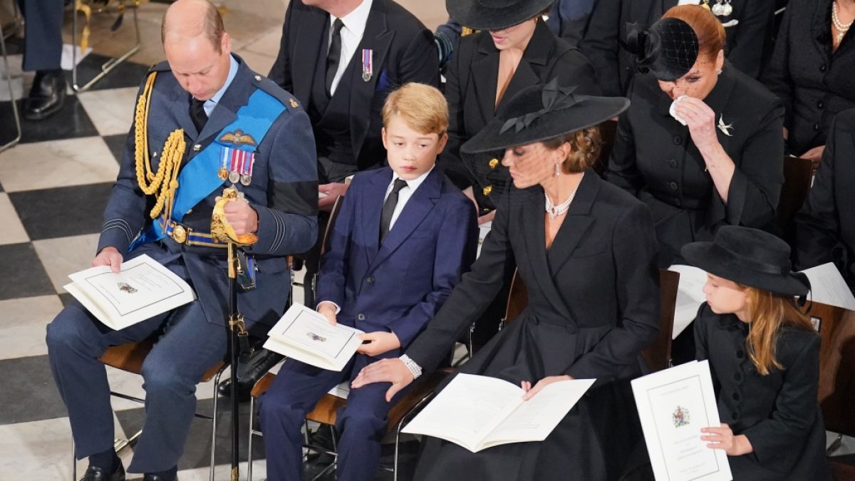 Prinzessin Kate hat lange gekämpft, doch nun hat die royale Tradition gesiegt und Kate muss von Sohn Prinz George Abschied nehmen. (Foto)