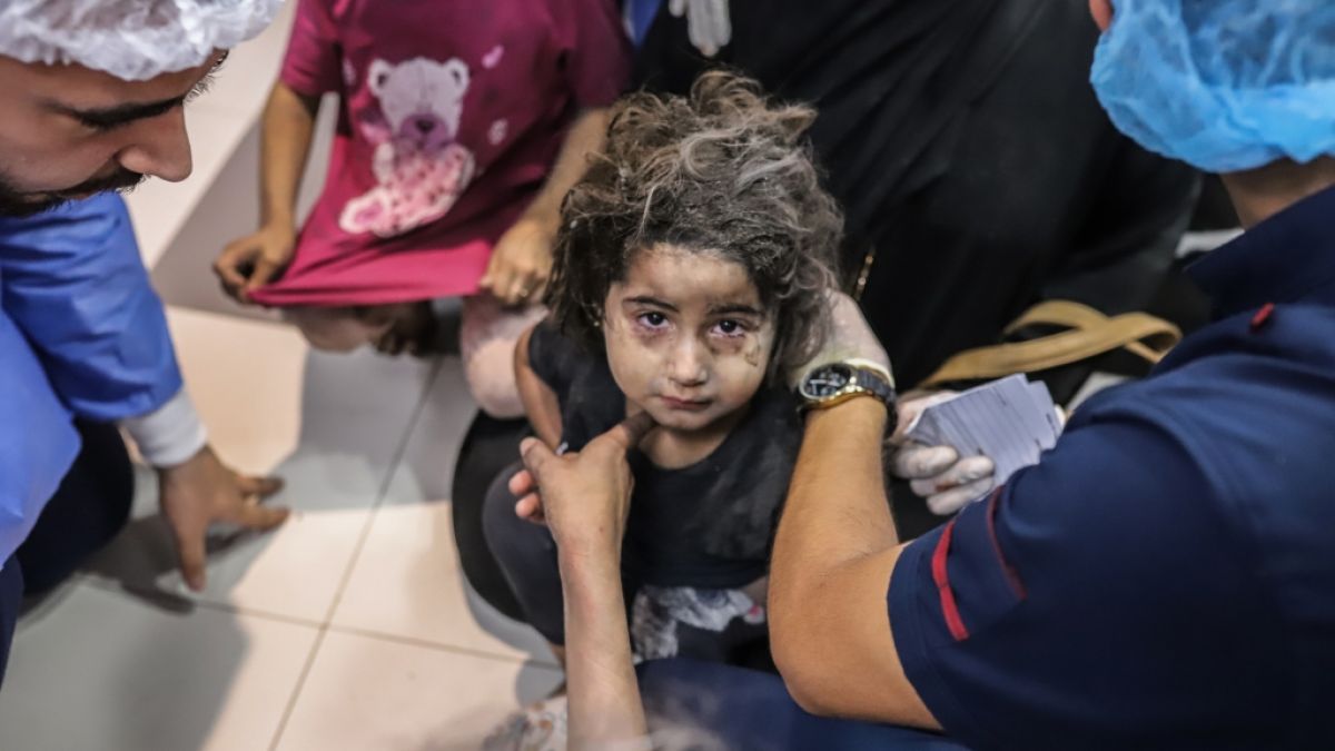 Im Ahli Arab Krankenhaus in Gaza-Stadt sind nach Angaben des dortigen Gesundheitsministeriums durch einen Raketeneinschlag Hunderte Menschen getötet und verletzt worden. Die genaue Zahl der Todesopfer war zunächst unklar. (Foto)