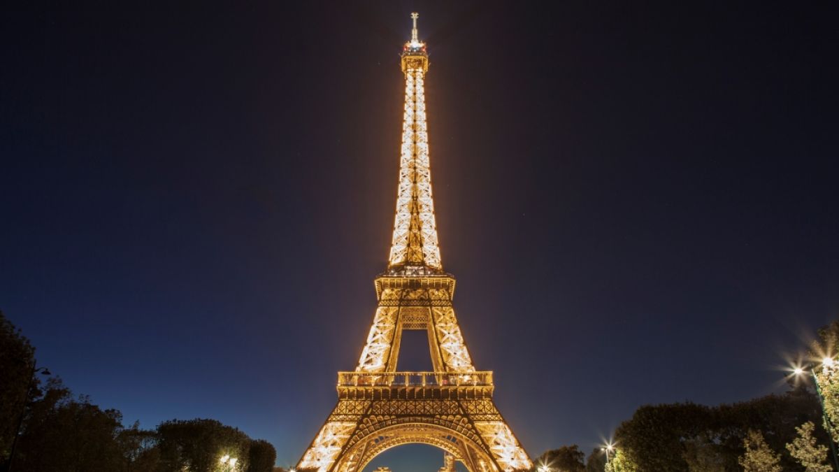 Eine junge Polizistin soll jetzt am Fuße des Eiffelturms vergewaltigt worden sein. (Symbolbild) (Foto)