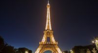 Eine junge Polizistin soll jetzt am Fuße des Eiffelturms vergewaltigt worden sein. (Symbolbild)