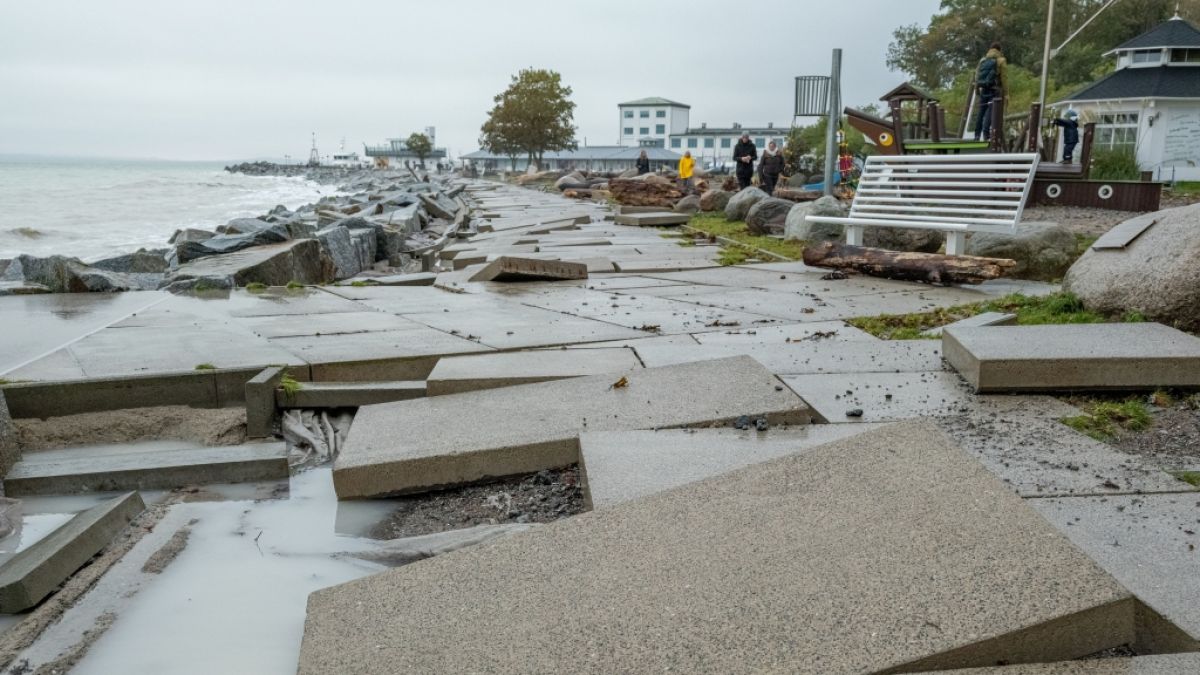 Gehwegplatten wurden durch den Sturm in der Nacht an der Strandpromenade von Sassnitz weggeschwemmt. (Foto)