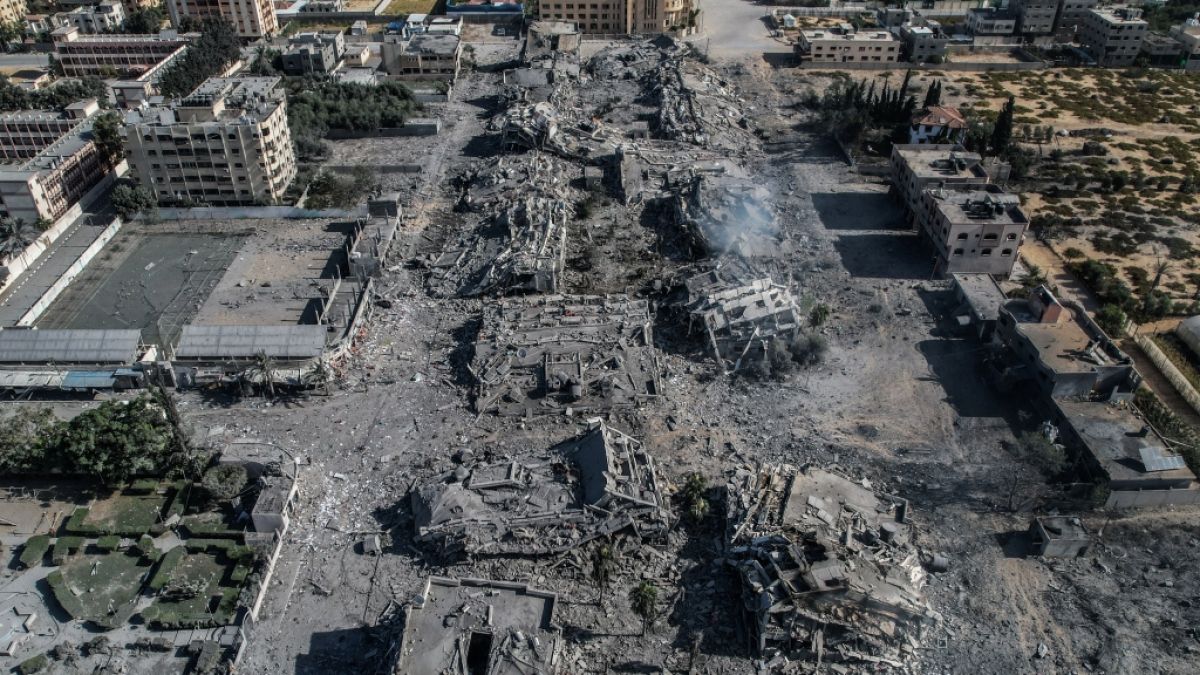 Mehrere zerstörte Gebäude bei Chan Junis. Seit den Hamas-Angriffen bombardiert Israel Ziele im Gazastreifen. (Foto)