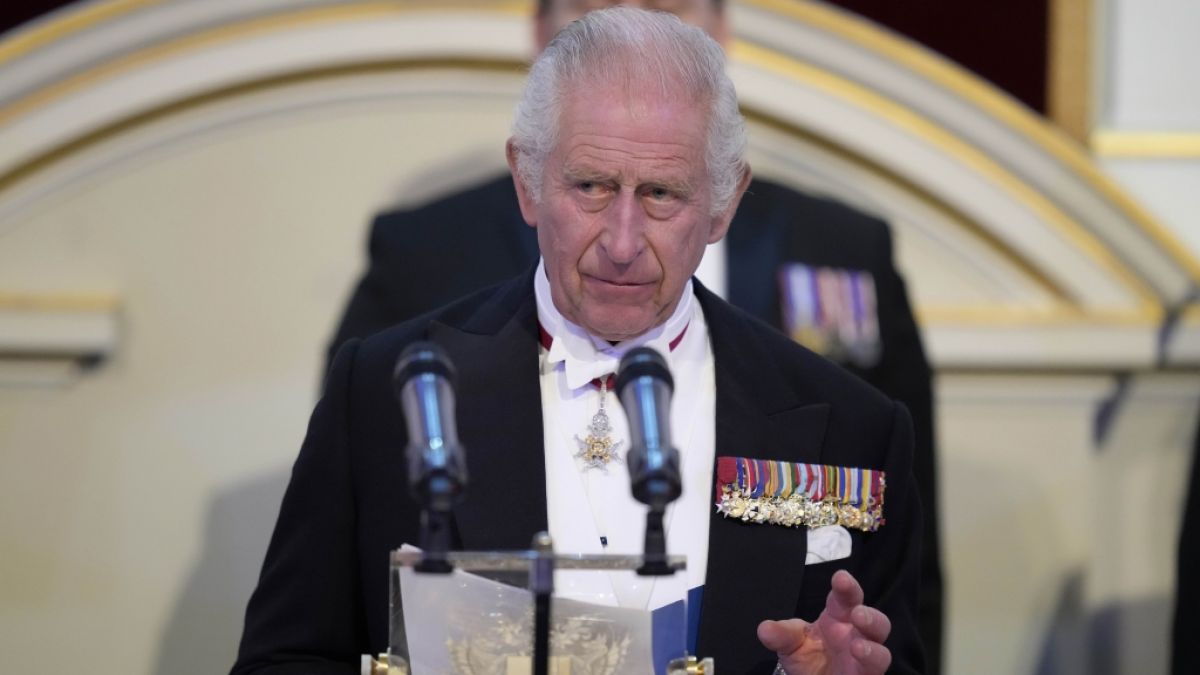 König Charles III. wird Prinz Andrew nicht los. (Foto)