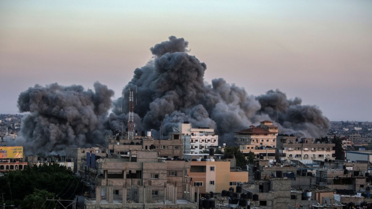 Rauchschwaden steigen nach israelischen Luftangriffen im Gazastreifen auf. (Foto)