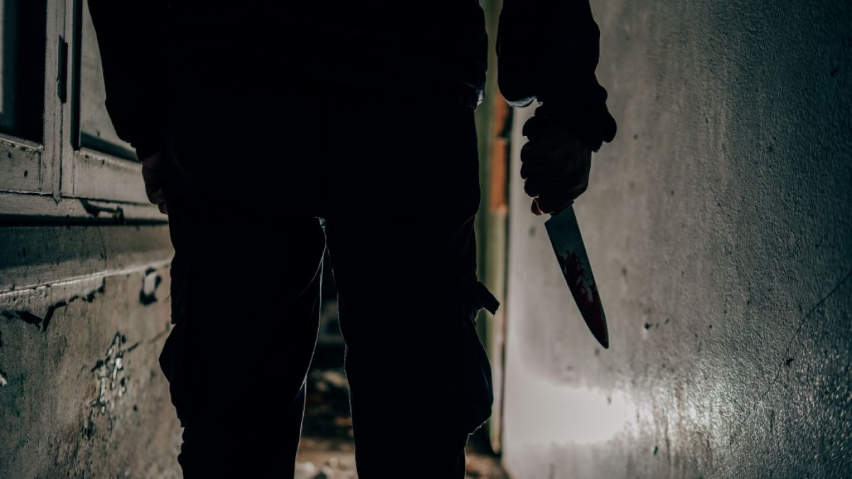 Ein bedrohlicher Messer-Mann steht aktuell ganz oben auf der Fahndungsliste der Polizei in Nordrhein-Westfalen (Symbolfoto). (Foto)
