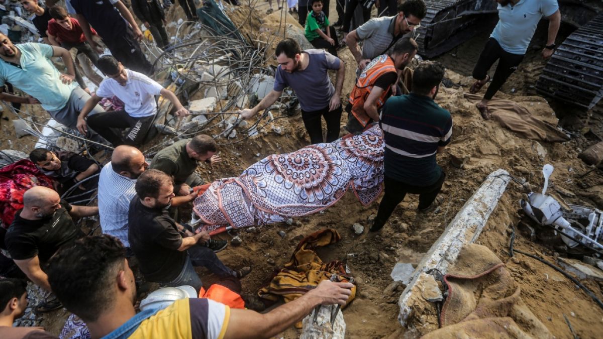 Palästinenser tragen den Leichnam eines Toten, der unter den Trümmern eines zerstörten Hauses gefunden wurde, nachdem es von einem israelischen Luftangriff im südlichen Gazastreifen getroffen worden war. (Foto)