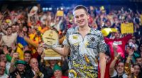 So sehen Sieger aus: Darts-Star Ricardo Pietreczko strahlt nach seinem Sieg bei der PDC European Tour in Hildesheim übers ganze Gesicht.