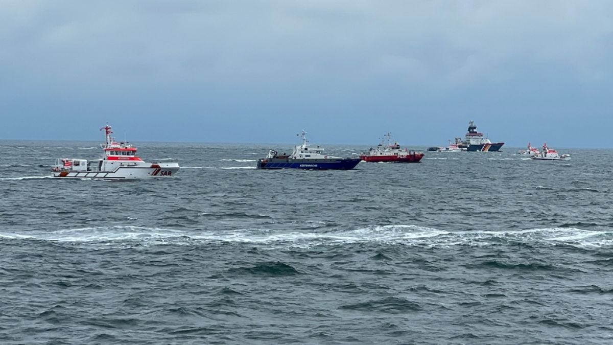 Nach der Schiffskollision von zwei Frachtern vor Helgoland werden weiterhin vier Menschen vermisst. (Foto)