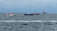 Nach der Schiffskollision von zwei Frachtern vor Helgoland werden weiterhin vier Menschen vermisst.