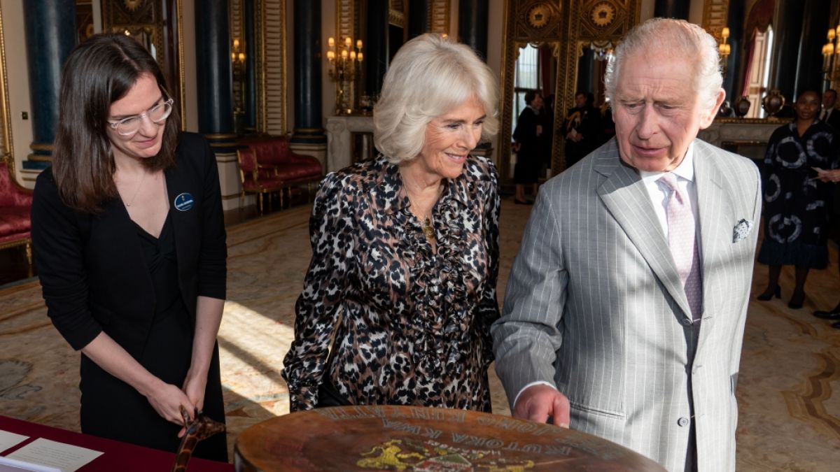König Charles III. und Königin Camilla nehmen einen Teil der königlichen Sammlung in Augenschein, die sich auf die langjährige Verbindung der königlichen Familie zu Kenia bezieht. (Foto)