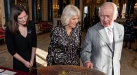 König Charles III. und Königin Camilla nehmen einen Teil der königlichen Sammlung in Augenschein, die sich auf die langjährige Verbindung der königlichen Familie zu Kenia bezieht.