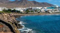 Auf der Balearen-Insel Lanzarote ist ein britischer Tourist nach einem Sturz von einem Hotelbalkon gestorben.